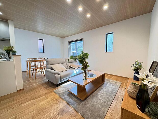 【リビング】リビングはご家族やお客様との時間など、多くの時を刻む空間。建築家が吟味を重ねたこだわりの設計です。