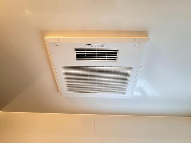 【浴室換気乾燥機】「浴室換気乾燥機」は梅雨の季節や春先の花粉の季節、最近ではPM2.5や黄砂の飛来対策としても外干しせずに室内で乾燥できるため、とても便利です。