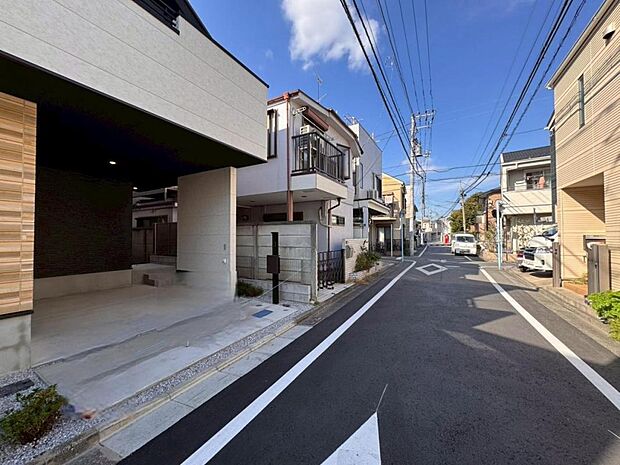【前面道路】お車の出し入れも便利な前面道路です。歩道もしっかり整備されておりますので、小さなお子様がいらっしゃるファミリー層にも安心です。