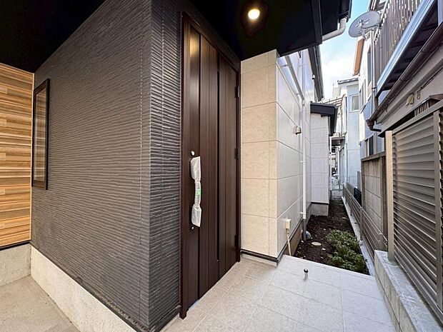 【玄関】お家の第一の顔とも言える「玄関」は明るさと清潔感をデザイン。気持ちの良い1日をここからスタート。