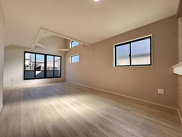 【リビング】ゲストを呼びたくなる２０帖の広々ＬＤＫ。たくさんの笑顔が溢れます。開放感のある広々空間で素敵な時間をお過ごしください。