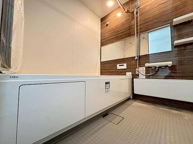 【バスルーム】一日の疲れを癒すバスルームです。いつでも温かいお湯に浸かっていただけるよう、追炊き機能がございます。また、雨の日や花粉の時期のお洗濯に最適な浴室換気乾燥機能もございます。