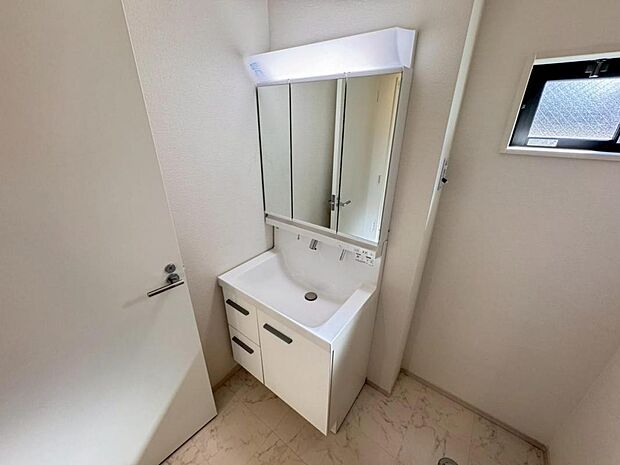 【洗面化粧台】実用性と機能美を兼ね備えた先進の洗面化粧台になります。耐水性や撥水性にも優れた仕様、3面鏡と一体となったキャビネットは収納力もUPします。