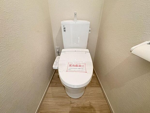 【トイレ】白を基調とし、清潔感をデザインしたトイレ空間です。使い心地もしっかり追求した先進のトイレを搭載しております。