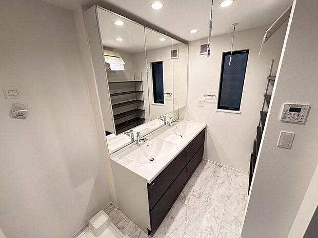 【洗面化粧台】見た目の美しさだけではなく、機能性も追求した使い勝手の良い鏡裏収納付3面鏡型の独立洗面化粧台。広めで使いやすく、収納豊富なキャビネットでいつもすっきり清潔に保てます♪