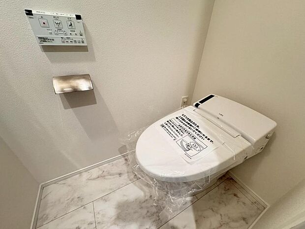 【トイレ】高機能タンクレスタイプのトイレを採用。見た目の美しさだけではなく、お手入れ・お掃除が簡単なのも重要なポイントです。