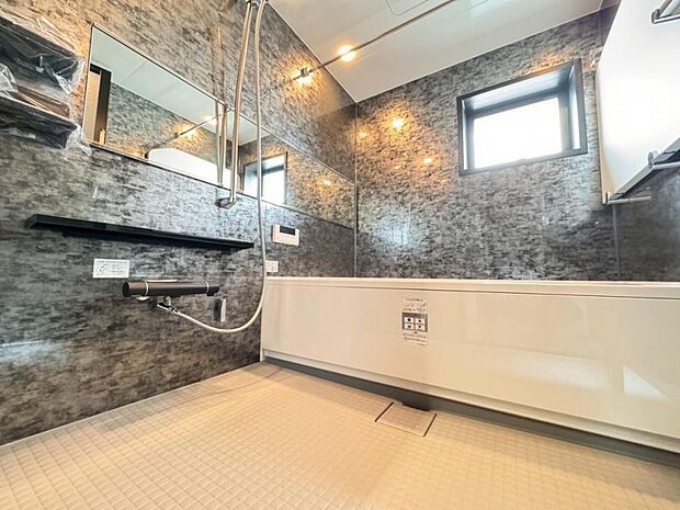 【バスルーム】ゆっくりお寛ぎ頂ける様、ゆとりの1620サイズの浴室になります。半身浴も楽しめる浴槽は極上の入浴を叶えてくれます。窓から差し込む陽光が浴室全体を明るく照らしてくれます。