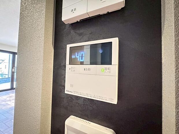 【オートバス】離れた場所からでも浴槽の操作が可能な追い焚き機能付きです。セミオート式になりますので操作も楽々。