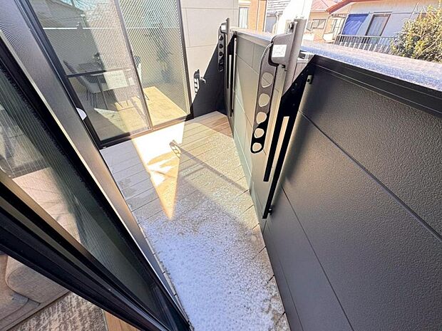 【バルコニー】陽当りの良いバルコニーはお洗濯物が効率よく乾きます。季節の光と風を感じられるとっておきの空間です。