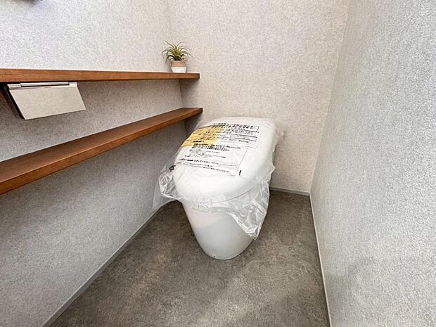 【トイレ】高機能タンクレスタイプのトイレを採用。見た目の美しさだけではなく、お手入れ・お掃除が簡単なのも重要なポイントです。