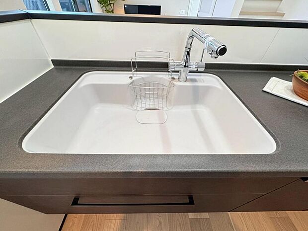 【浄水器一体型水栓】水栓の中に浄水カートリッジが組み込まれた「浄水器一体型水栓」です。ホースが伸びるのでシンクのお掃除も快適です。