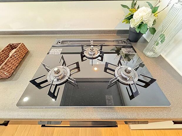 【3口ガスコンロ】3口ガスコンロを採用、同時に複数の調理を進められるため、調理時間が短縮できます。