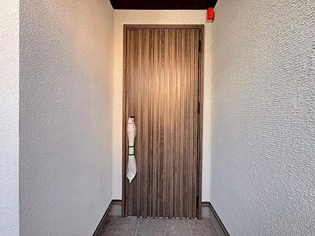 【玄関】お家の第一の顔の「玄関」。外壁との色味にも拘り、高級感のある美しい表情に仕上げました。素敵な1日をここからスタートしましょう。