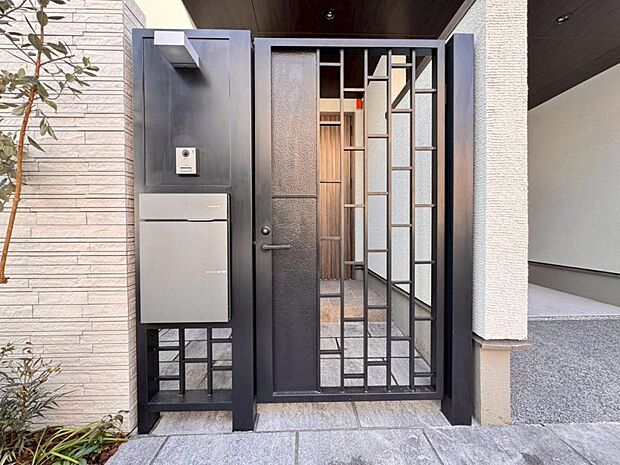 【宅配BOX】宅配物もしっかり保管出来る宅配BOXが設置されております。留守中の荷物の受け渡しもスムーズに♪長期不在時もご安心いただけます。