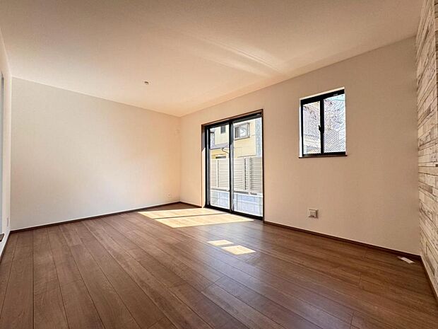 【ダイニング】開放感と採光に拘り、窓を多く設置したリビングルーム。1階でも明るく風通しの良い空間ができました。