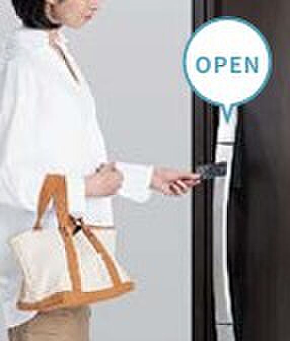 【ファミロック（カードキー）】スマートフォンやカードキーを使用して玄関ドアの施解錠を行えます。同じドアで一人ひとりがカギのタイプを選べます※同仕様設備イメージ