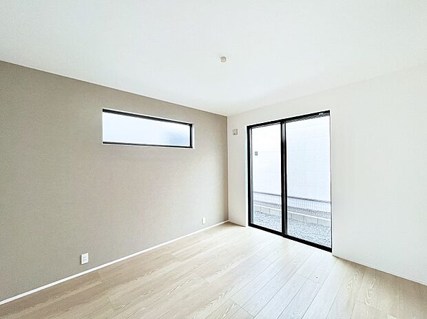 ◆1号棟◆~Bed Room~ 穏やかな光が差し込み心地よい時間が流れる寝室。落ち着いたトーンの室内はリラックス効果抜群です。休日は周りを気にせず自分だけの趣味時間をゆったり楽しめます。