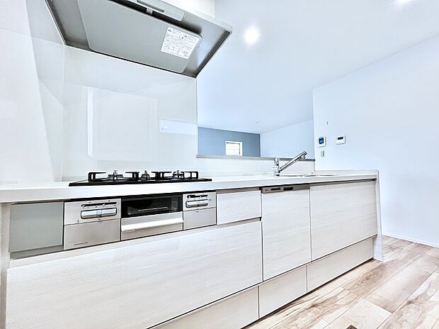 ◆B6号棟◆～Kitchen～　リビングが見渡せるカウンターキッチン。料理をしながら家族とコミュニケーションをとれるだけでなく、大きな開放感も得ることができます。お子様の成長も感じることができますね！