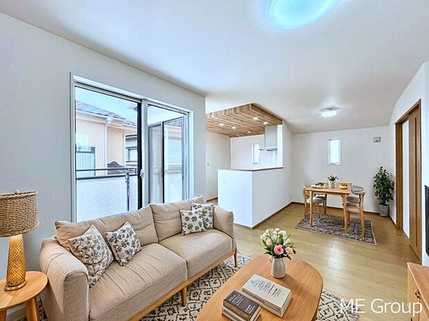 ~Living~ 飽きの来ないシンプルでおしゃれなLDK。大きな窓から日差しが差し込むので室内も明るく、家族の憩いの場としてピッタリです。開放感と日当たりの良さを是非ご覧ください! ※家具はCGです