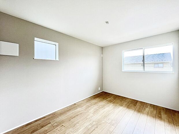 ◆１号棟◆～Bed Room～　2面採光を確保した明るい室内は、風通しも良く、大変居心地の良い空間となっております。爽やかな風を感じて起きる朝は、快適生活の始まりに！日当たりや通風がとても良い住まい♪