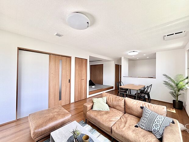 ～Living～  豊かな陽光がこの場所を照らしだす。  光溢れるこの空間はみんなの笑顔が集う場所、時を忘れ、つきることのないたわいもない会話を楽しむ時間、たくさんの思いが綴られる場所。