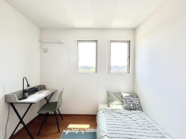 ～Bed Room～　木の温もりがやさしいフローリングは安らぎをもたらすプライベート空間。明るめのフローリングですので、壁紙ともマッチし、お部屋を更に広く見せてくれる効果も。