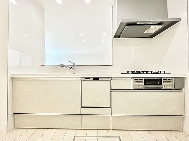 ～Kitchen～　広くて使いやすいキッチンなら家族でいっしょに料理をつくったり、後片付けも手間なくできちゃいます♪収納もたっぷりあるので、いつもすっきりと清潔な印象を保てます。