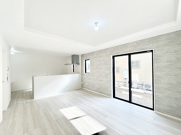 ～Living～　飽きの来ないシンプルでおしゃれなLDK。大きな窓から日差しが差し込むので室内も明るく、家族の憩いの場としてピッタリです。開放感と日当たりの良さを是非ご覧ください！