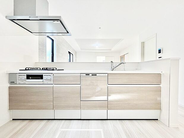 ～Kitchen～　会話が弾むリビング、料理が愉しくなるキッチン。家は、ただ生活する場ではなく、暮らしを愉しく、快適にする場所。笑顔の毎日、安らぎの日々のために、最新の設備・仕様を採用。