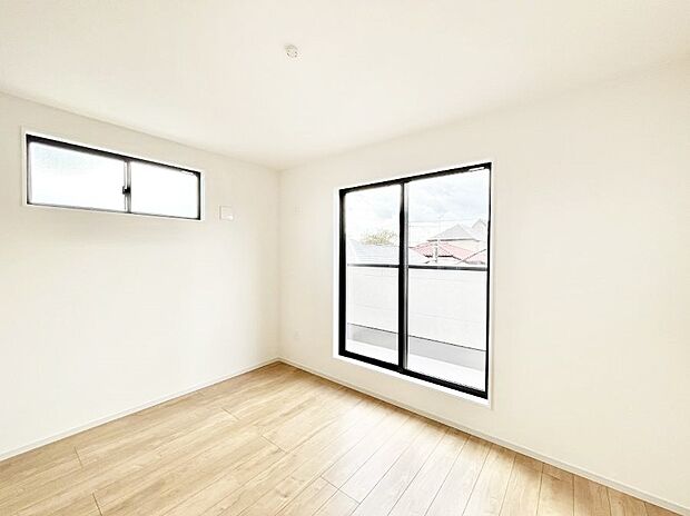 ~Bed Room~ 2面採光を確保した明るい室内は、風通しも良く、大変居心地の良い空間となっております。爽やかな風を感じて起きる朝は、快適生活の始まりに!日当たりや通風がとても良い住まい♪