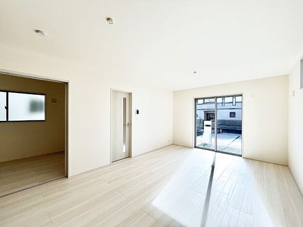 ◆１号棟◆～Living～　飽きの来ないシンプルでおしゃれなLDK。大きな窓から日差しが差し込むので室内も明るく、家族の憩いの場としてピッタリです。開放感と日当たりの良さを是非ご覧ください！