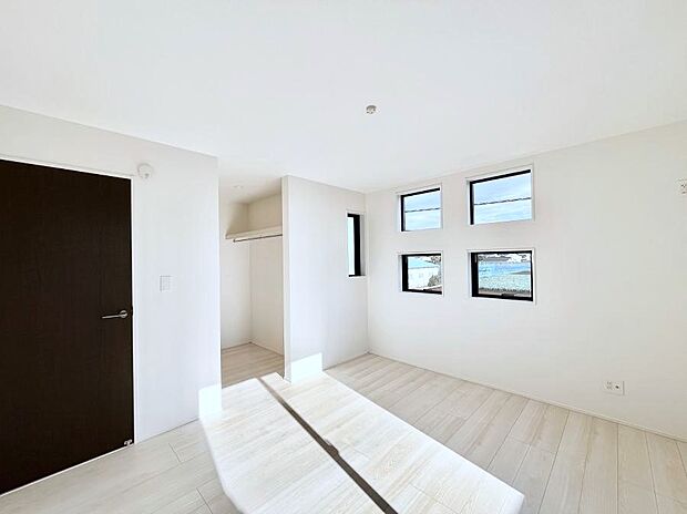 ◆1号棟◆~Bed Room~ 「今日も一日お疲れ様」とご夫婦でゆったりくつろげるWIC付きの寝室。 毎日の家事やお仕事に疲れた日はフカフカのベットで癒されてください。快適な広さが自慢♪