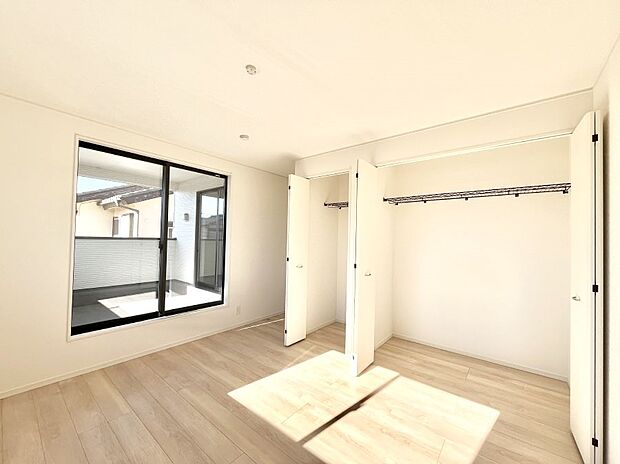 ◆1号棟◆~Bed Room~ 「今日も一日お疲れ様」とご夫婦でゆったりくつろげる寝室。 毎日の家事やお仕事に疲れた日はフカフカのベットで癒されてください。テレビや本棚をおいても快適な広さが自慢♪