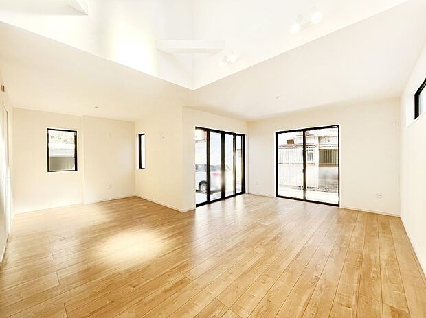 ～Living～　飽きの来ないシンプルでおしゃれなLDK。大きな窓から日差しが差し込むので室内も明るく、家族の憩いの場としてピッタリです。開放感と日当たりの良さを是非ご覧ください！