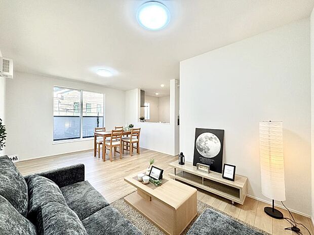 ～Living～　ここにはみんなが集い、食事と楽しい会話が始まる。話に夢中になりすぎて、ついつい時を忘れ夜半過ぎになってしまう。そんな束の間の幸せを感じさせてくれる場所でありたい。