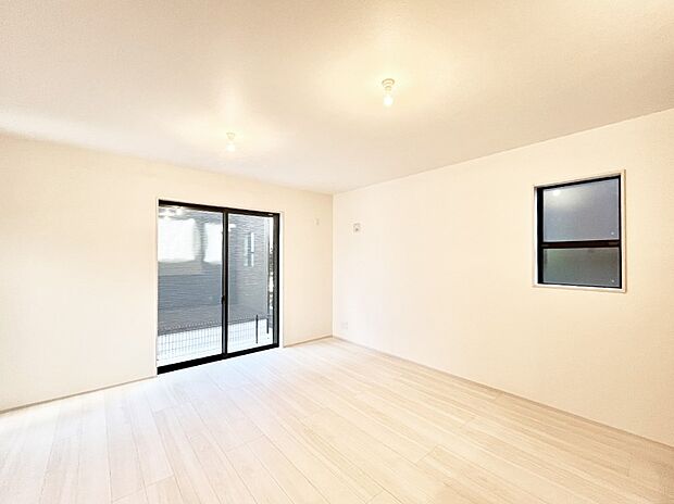 ◆1号棟◆～Living～　飽きの来ないシンプルでおしゃれなLDK。大きな窓から日差しが差し込むので室内も明るく、家族の憩いの場としてピッタリです。開放感と日当たりの良さを是非ご覧ください！