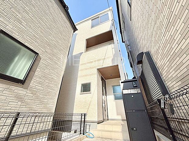 ～Exterior～  閑静な住宅地で子育て家族にピッタリ。  毎日のお散歩も快適な緑に恵まれたエリアで、自然に包まれた穏やかな暮らしを実現するための、ゆとりある住環境が整っています。