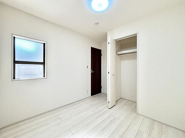 ～Bed Room～  全居室には収納クローゼットを完備！普段使いのお洋服や小物はもちろん、季節物のお洋服などもしっかりと整理整頓おしまい頂けます。  居室空間を広く使用できますね。