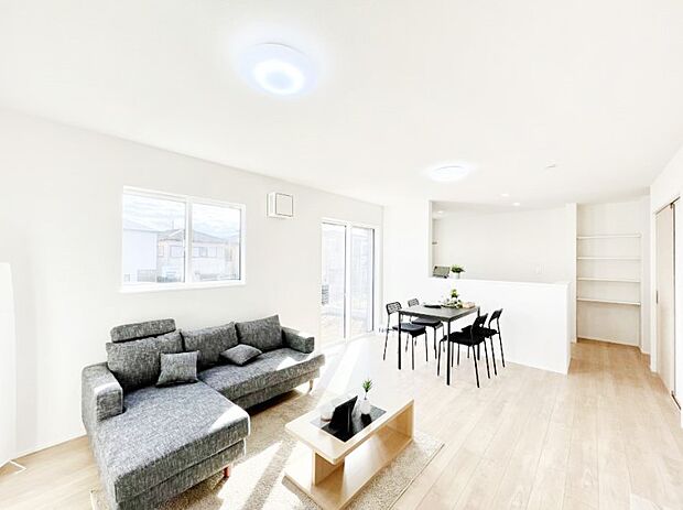 ～Living～　ここにはみんなが集い、食事と楽しい会話が始まる。話に夢中になりすぎて、ついつい時を忘れ夜半過ぎになってしまう。そんな束の間の幸せを感じさせてくれる場所でありたい。