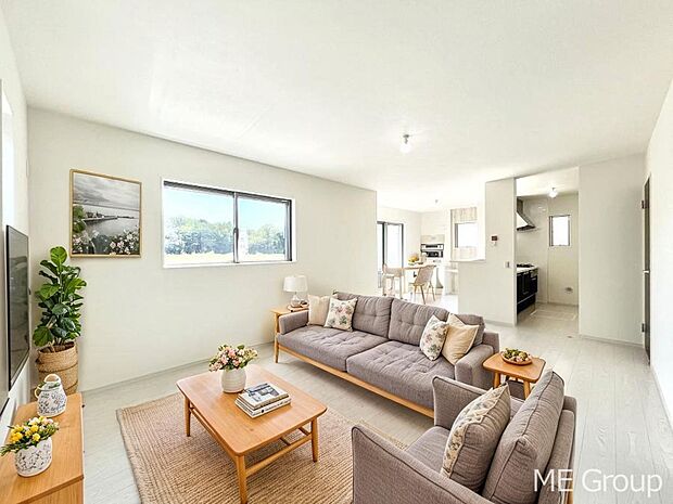 ～Living～　家族の会話や笑顔が行き交うリビングです。子供が走ってる姿を見ながら、大きなソファやダイニングテーブルでゆったり食事をしたりくつろぎたい♪そんな夢が叶えられる空間です！※家具はCGです