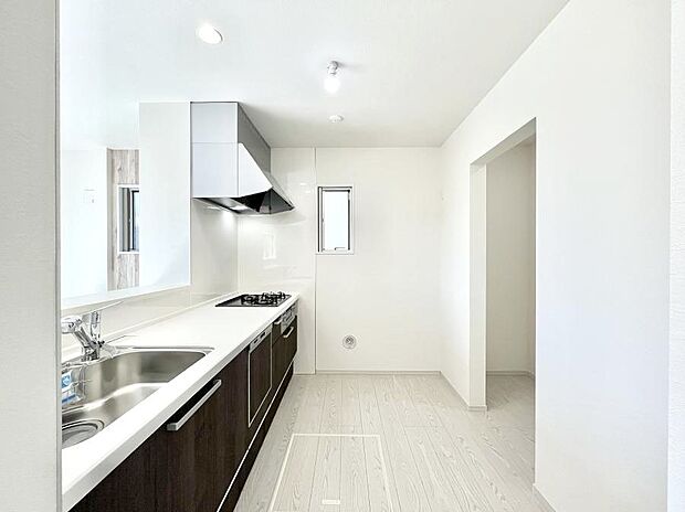 ～Kitchen～　自然光が入る窓のあるキッチン☆毎日使う場所だからこそ、使い勝手を考慮しました。ゆったりとしたキッチンコーナーは質感豊かな仕上がりとなっております。