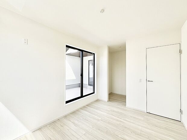 ～Bed Room～  「今日も一日お疲れ様」とご夫婦でゆったりくつろげる寝室。  毎日の家事やお仕事に疲れた日はフカフカのベットで癒されてください。テレビや本棚をおいても快適な広さが自慢♪