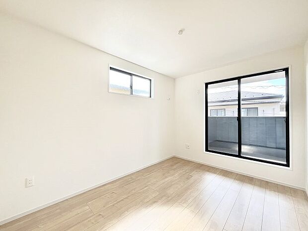～Bed Room～　2面採光を確保した明るい室内は、風通しも良く、大変居心地の良い空間となっております。爽やかな風を感じて起きる朝は、快適生活の始まりに！日当たりや通風がとても良い住まい♪