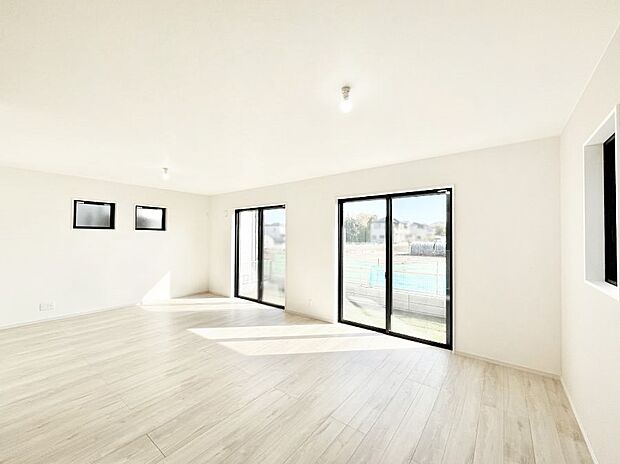 ～Living～　飽きの来ないシンプルでおしゃれなLDK。大きな窓から日差しが差し込むので室内も明るく、家族の憩いの場としてピッタリです。開放感と日当たりの良さを是非ご覧ください！