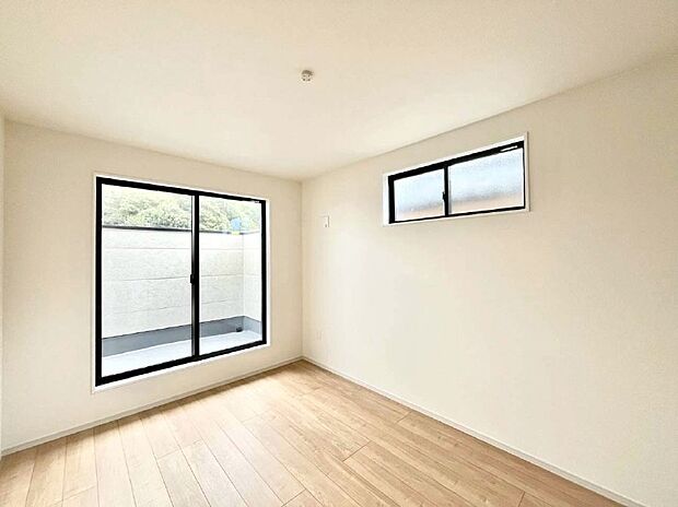 バルコニーが開放感をプラスしてくれる洋室