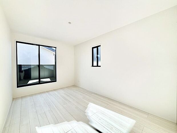 バルコニーが開放感をプラスしてくれる洋室