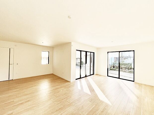 ～Living～　飽きの来ないシンプルでおしゃれなLDK。大きな窓から日差しが差し込むので室内も明るく、家族の憩いの場としてピッタリです。開放感と日当たりの良さを是非ご覧ください！