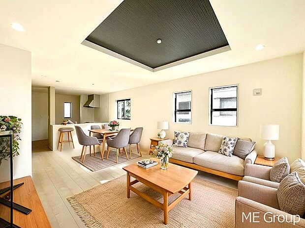 ～Living～　家族の会話や笑顔が行き交うリビングです。子大きなソファやダイニングテーブルでゆったり食事をしたりくつろぎたい♪そんな夢が叶えられる空間です！※家具はCGです