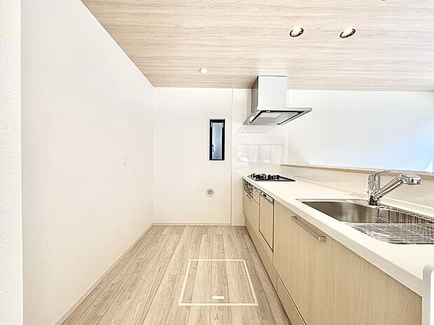 ～Kitchen～　自然光が入る窓のあるキッチン☆毎日使う場所だからこそ、使い勝手を考慮しました。ゆったりとしたキッチンコーナーは質感豊かな仕上がりとなっております。