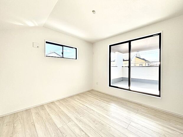 ～Bed Room～　2面採光を確保した明るい室内は、風通しも良く、大変居心地の良い空間となっております。爽やかな風を感じて起きる朝は、快適生活の始まりに！日当たりや通風がとても良い住まい♪